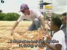 Самая большая в мире пицца — размером с треть футбольного поля