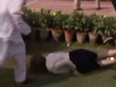 Политик рухнула с каблуков на могиле Ганди