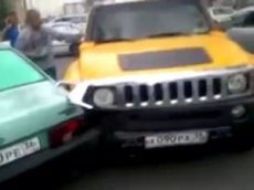 Женщина на Hummer протаранила припаркованные авто