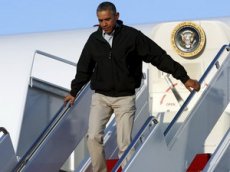 Обама чуть не упал с трапа самолета