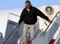 Обама чуть не упал с трапа самолета