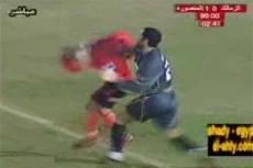 Футболист на поле забыл правила игры