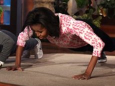 Мишель Обама упала и отжалась в прямом эфире