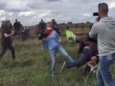 Венгерскую журналистку уволили за подножку мигранту