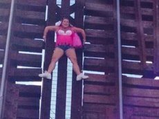 Американка полчаса провисела распятой на мосту