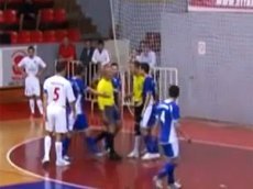 Арбитра задержали за нападение на футболиста во время матча