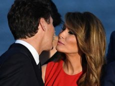 Поцелуй Трампа и жены Макрона в присутствии Меланьи