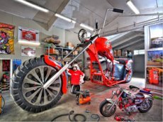 Итальянец построил самый большой мотоцикл в мире