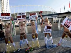 FEMENистки провели топлесс-протест против Евро-2012 в Украине