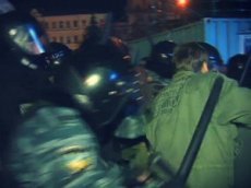 Бойцы «Беркута» бьют людей ногами по голове