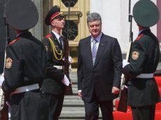 Солдат выронил оружие во время инаугурации Порошенко