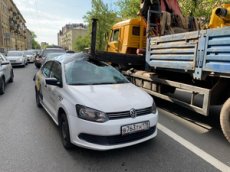 Выдвижная опора «КАМАЗа» снесла крышу такси