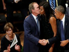 Джордж Буш станцевал на поминальной церемонии в Далласе