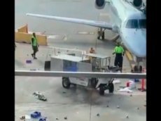 «Взбесившаяся» машина на взлетной полосе в США