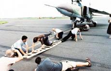 Брюс Хлебников перетаскивает самолеты