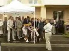 В Украине женщина на коленях просила у Тимошенко денег