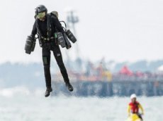 Полет английского изобретателя на реактивном ранце сняли на видео