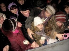 В Севастополе люди дрались из-за порции бесплатного оливье