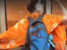 Веселая девушка порадовала танцем пассажиров метро