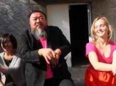 Китайский художник-диссидент станцевал "Gangnam Style"