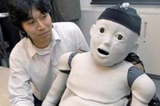 Робот-ребенок реагирует на окружающий мир