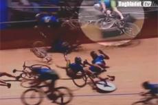 Массовое падение австралийских велосипедистов на треке