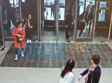 В петербургском метро пассажирка лбом разбила антивандальную дверь