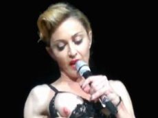 Мадонна обнажила грудь на концерте