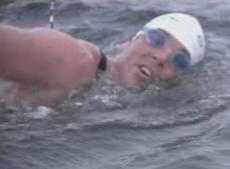 Британец проплыл километр на Северном полюсе