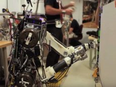 Робота-спасателя наделили человеческими рефлексами и научили ломать стены