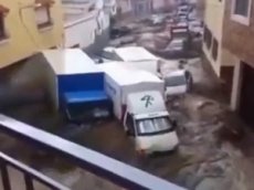 В Испании потоки воды уносят припаркованные на улицах машины