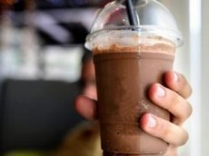 Курьер отхлебнул коктейль клиента, попал на видео и лишился работы