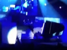 На Джастина Бибера прямо на концерте напал неизвестный