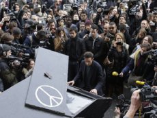Уличный пианист сыграл Imagine на месте теракта в Париже