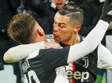 Роналду и Дибала случайно поцеловались во время празднования гола