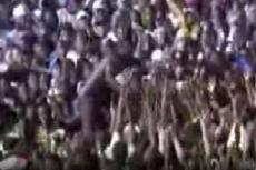 Акон нокаутировал фанатку на концерте