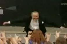 Дирижер упал со сцены во время концерта