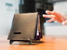 В Японии создали кошелек, который убегает от хозяина-транжиры