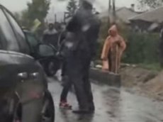 Женщина с мужчиной подрались после ДТП в Кузбассе