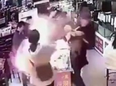 iPhone взорвался после укуса покупателя