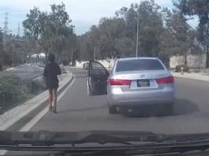 Девушка-водитель на ходу покинула автомобиль
