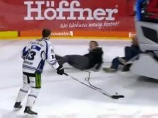 Ледовый комбайн "бесцеремонно" прервал интервью хоккеиста