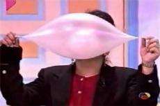 Испанка надула самый огромный пузырь из жевательной резинки