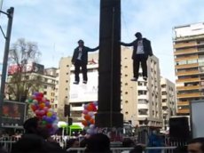 В Сантьяго пара иллюзионистов зависла в воздухе на 200 минут
