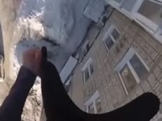 Житель Алтая снял на камеру свой прыжок с крыши пятиэтажки в сугроб