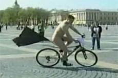 По центру Петербурга разъезжал голый велосипедист