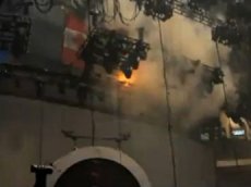 Певица Рианна чуть не сгорела во время выступления