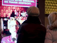 Немецкие рекламные щиты общаются только с женщинами