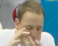 Чемпион по скоростному поеданию хот-догов сохранил свой титул