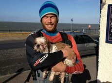 Британец спас щенка посреди бурной реки